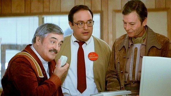 Un ingegnere del 23° secolo che tenta di parlare a un PC degli anni 90